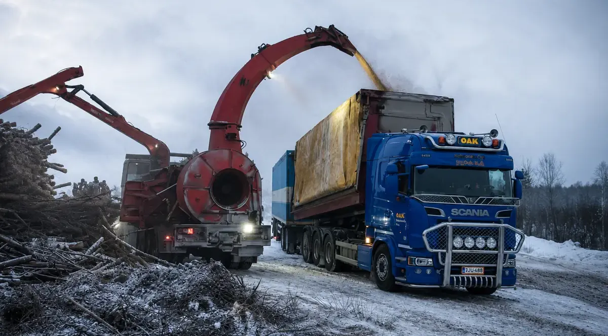 Haketta lastataan Nehvonen Oy:n kuorma-autoon